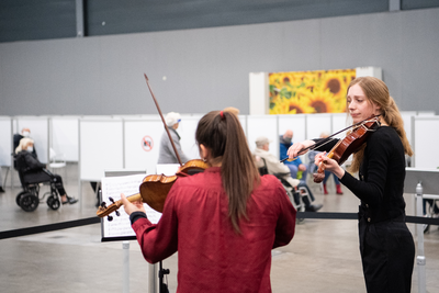 910149 Afbeelding van violisten in de XL- vaccinatielocatie in de Jaarbeurs te Utrecht, waar live klassieke muziek ...